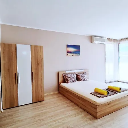 Апартамент Съмър / Summer Apartment Apartament *
